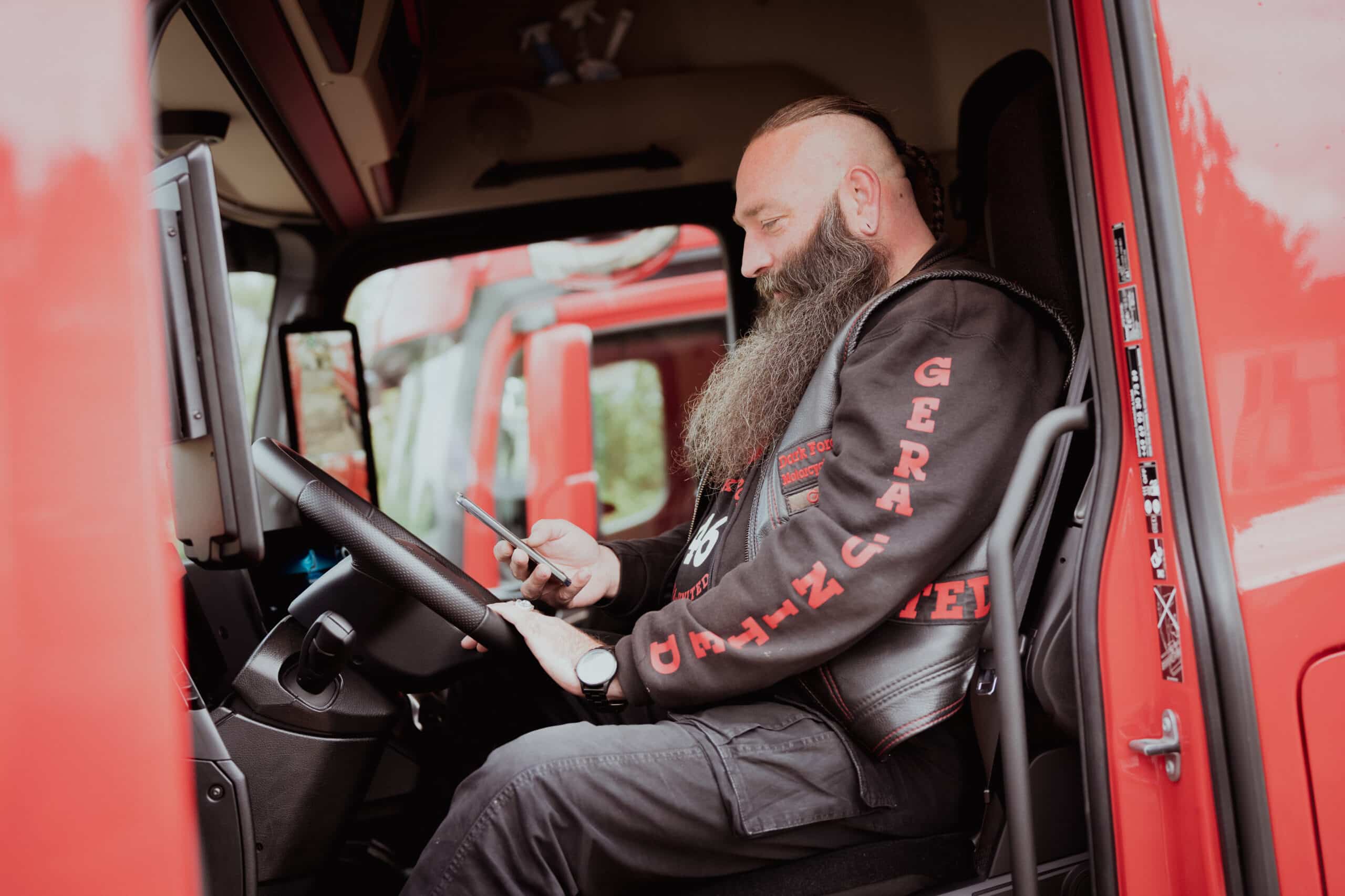 Fahrer am Handy