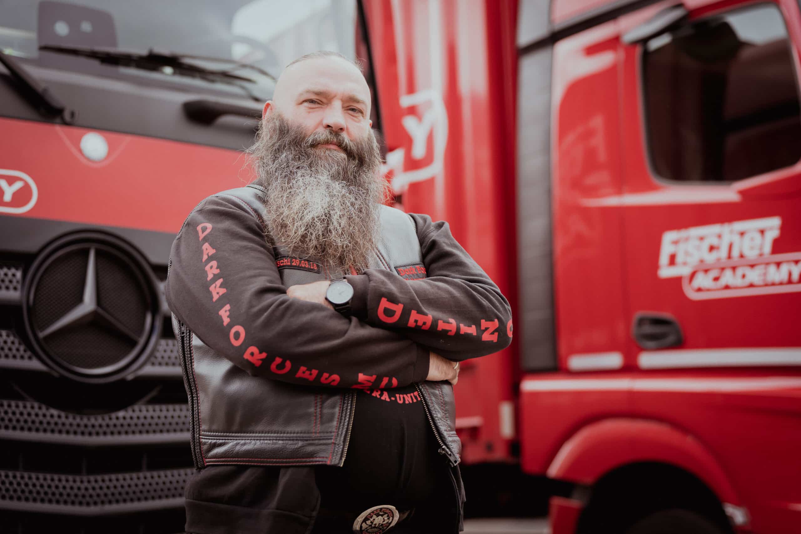 Fahrer vor LKW